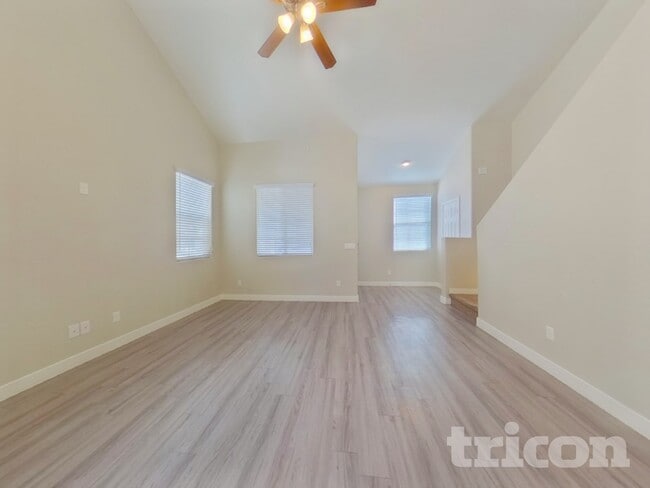 2638 E Danbury Rd in Phoenix, AZ - Foto de edificio - Building Photo