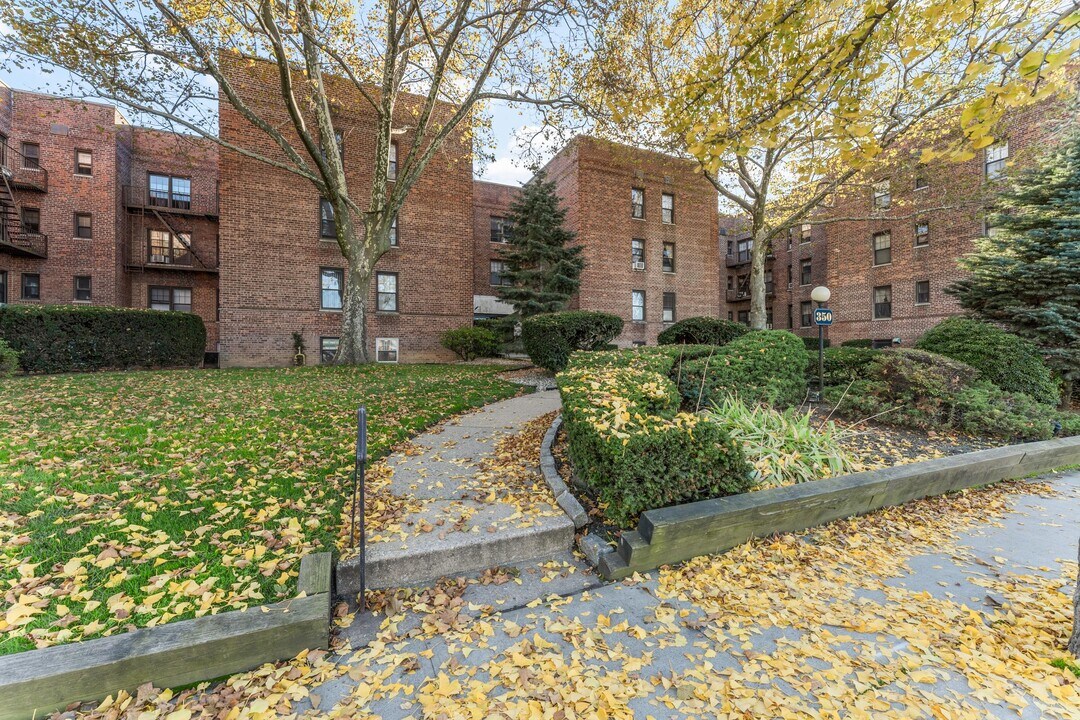 30 Lenox Rd, Unit 1 in Rockville Centre, NY - Building Photo