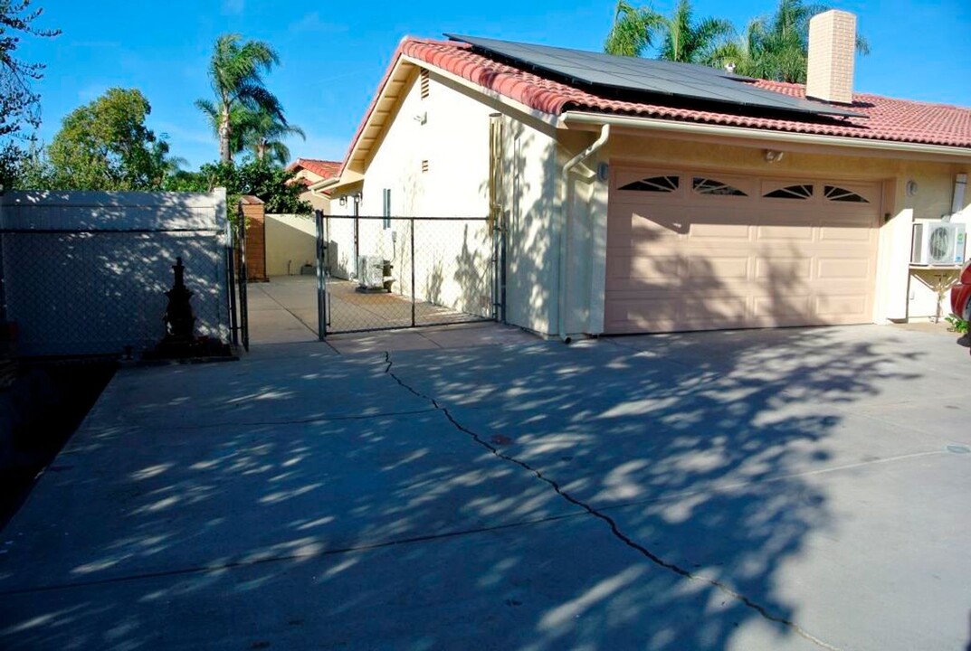 971 Darwin Dr in Oceanside, CA - Building Photo