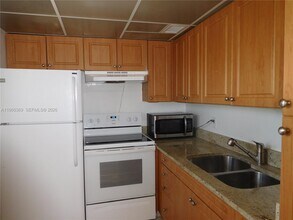 2810 NE 201st Terrace in Miami, FL - Building Photo - Building Photo