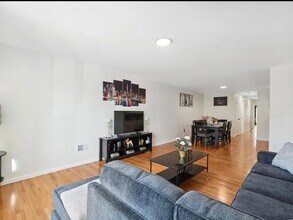 42 Van Buren St, Unit 1 in Newark, NJ - Foto de edificio - Building Photo