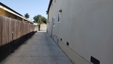 718 E 40th Pl in Los Angeles, CA - Building Photo - Building Photo
