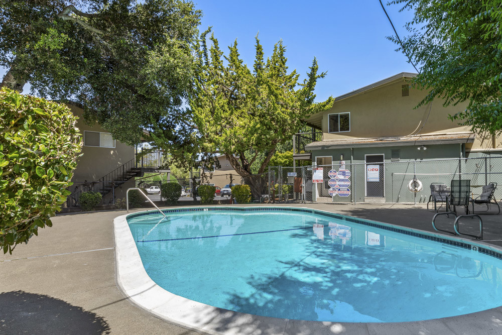 Hillview Apartments in Petaluma, CA - Building Photo