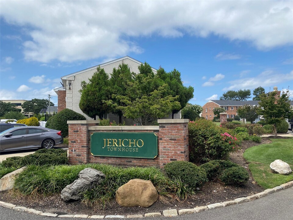 540 Dawson Ln in Jericho, NY - Foto de edificio