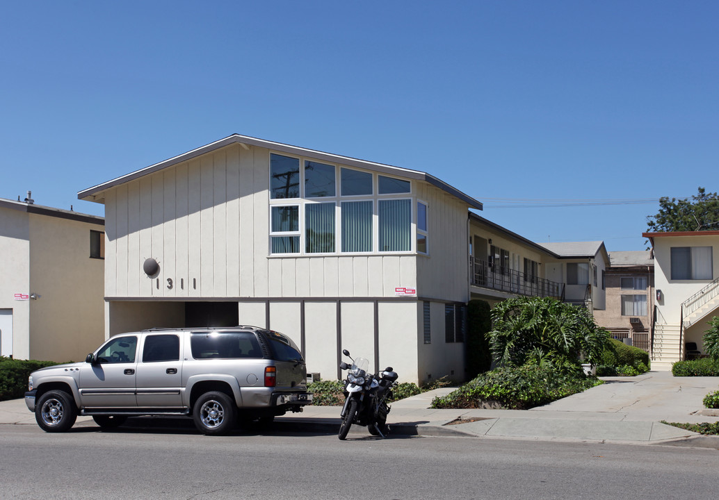 1311 Federal Ave in Los Angeles, CA - Building Photo