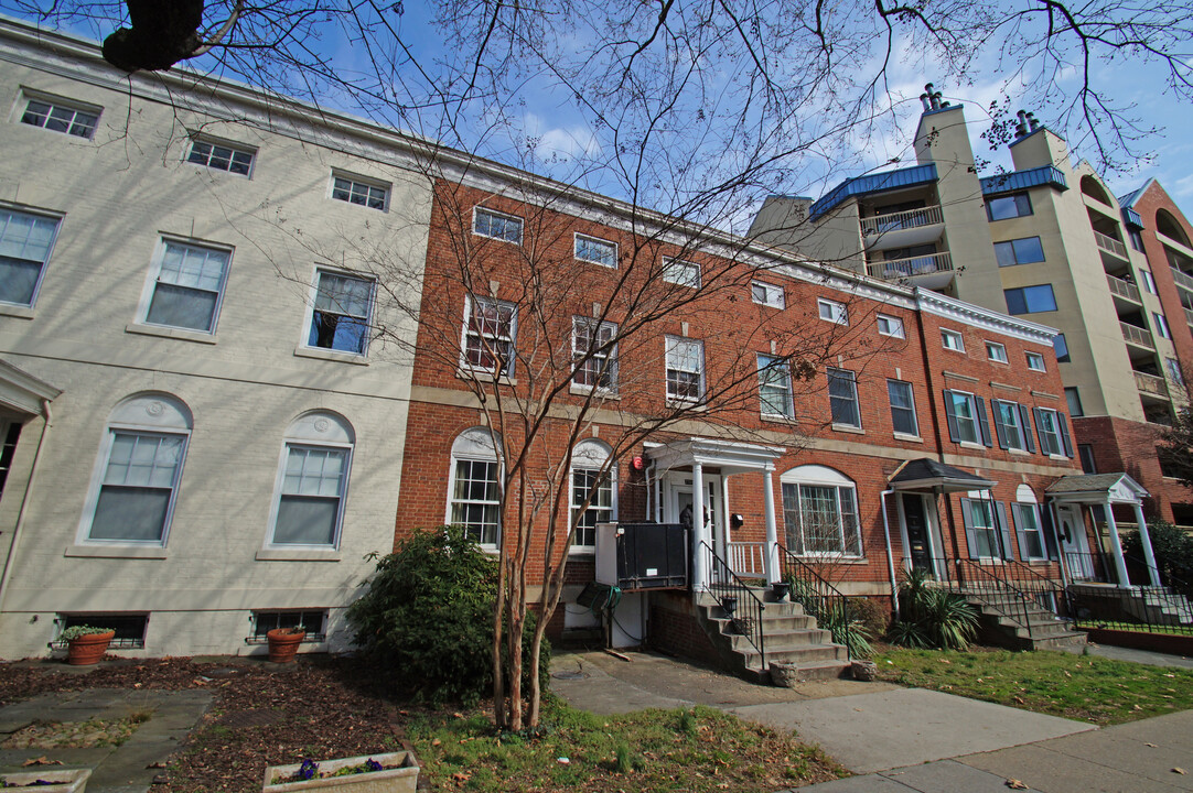 2731 Connecticut Ave NW in Washington, DC - Building Photo