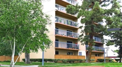 Norwalk Towers in Norwalk, CA - Foto de edificio - Building Photo