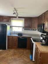 24 Sherwood Dr in Westport, CT - Building Photo - Building Photo