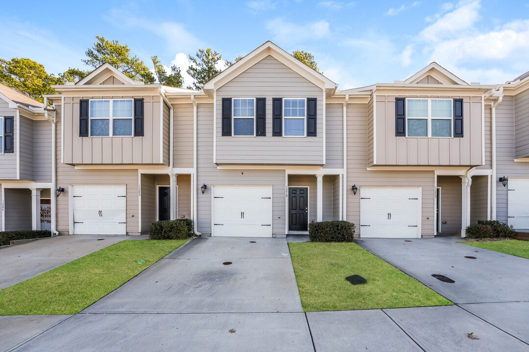 1210 Highwood Ln in East Point, GA - Foto de edificio