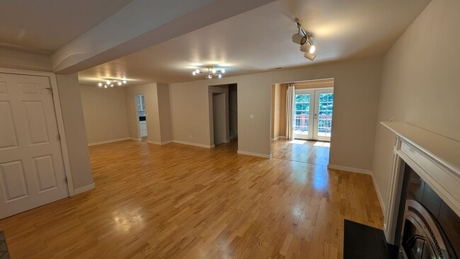 Charming Kirkland Bungalow with Lake Views! in Kirkland, WA - Building Photo - Building Photo