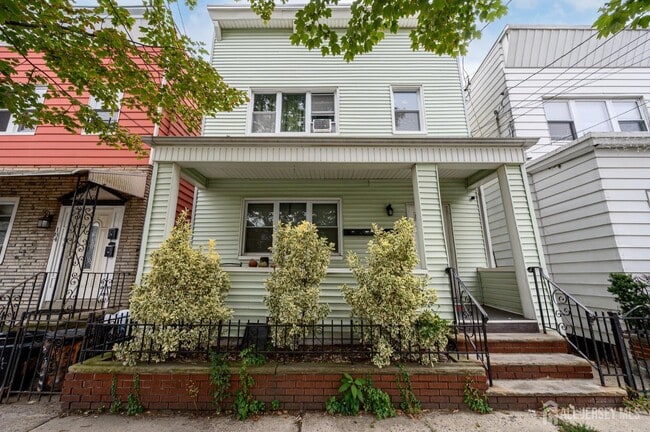 182 Avenue F in Bayonne, NJ - Building Photo - Building Photo