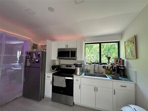 1030 NW 43rd St in Miami, FL - Building Photo - Building Photo