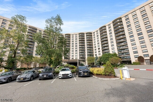 2 Claridge Dr in Verona, NJ - Building Photo - Building Photo