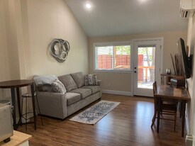 1150 Northwood Dr NE in Salem, OR - Building Photo