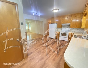 422 S Hackett Rd in Waterloo, IA - Building Photo - Building Photo