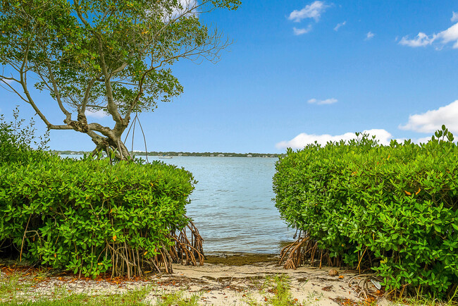 269 NE Edgewater Dr in Stuart, FL - Foto de edificio - Building Photo