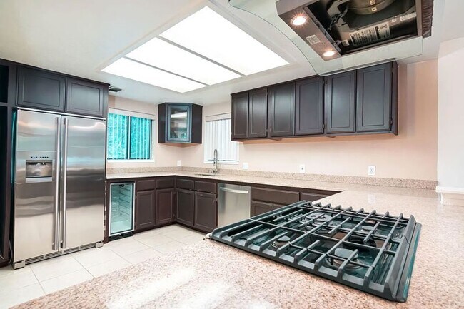 6571 Summerhill Road in Somerset, CA - Building Photo - Building Photo