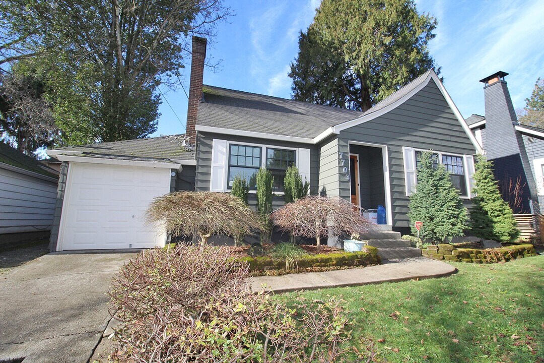 7703 SE 17th Ave in Portland, OR - Building Photo