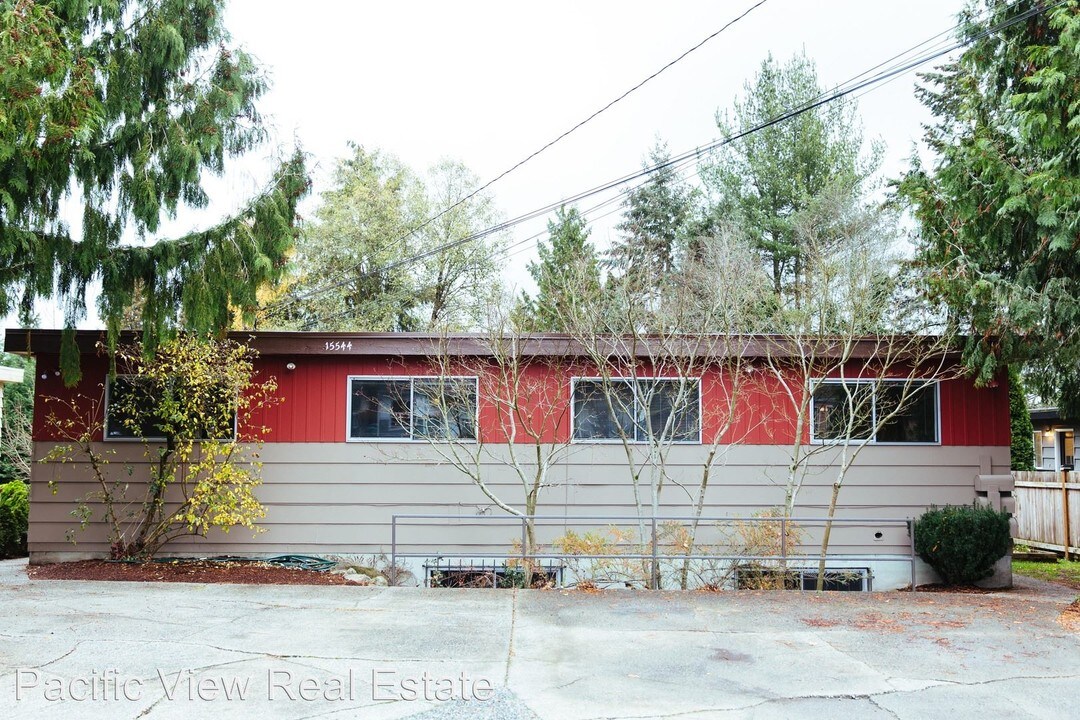 15532 27th Ave NE in Shoreline, WA - Foto de edificio