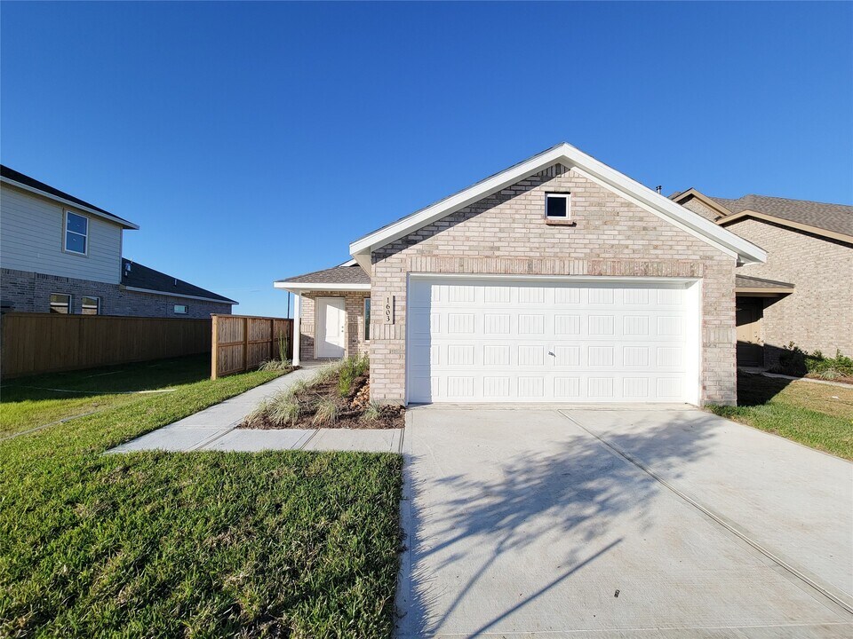 1603 Windrose Bnd in Angleton, TX - Building Photo