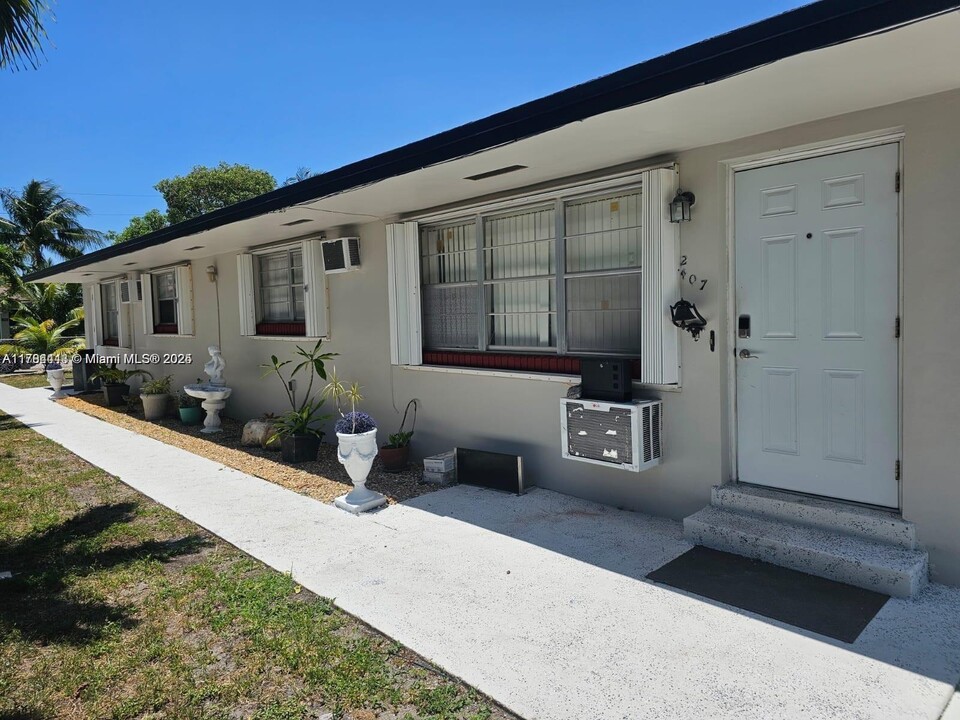2407 Cleveland St in Hollywood, FL - Foto de edificio