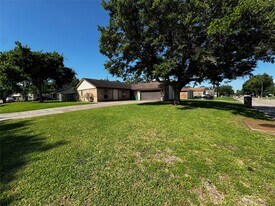 9914 El Chaco Dr in Baytown, TX - Building Photo
