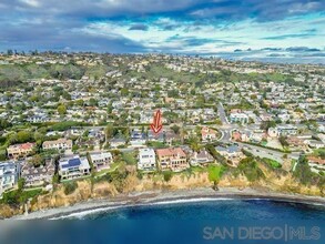 5845 Camino De La Costa in San Diego, CA - Foto de edificio - Building Photo