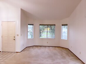 5920 Laguna Ranch Cir in Sacramento, CA - Foto de edificio - Building Photo