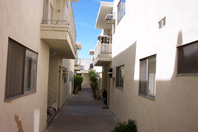 Etiwanda Apartments in Reseda, CA - Building Photo - Other