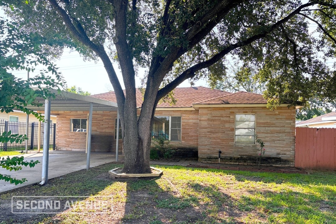 607 Ahrens St in Houston, TX - Building Photo