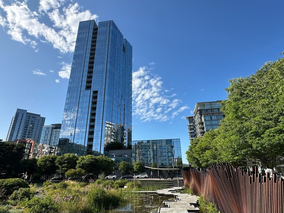 1075 NW Northrup St, Unit 315 in Portland, OR - Building Photo
