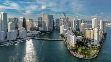 999 Brickell Bay Dr in Miami, FL - Foto de edificio - Building Photo