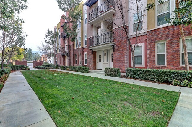 706 W 1st St in Claremont, CA - Building Photo - Building Photo