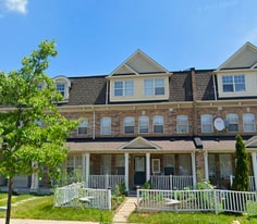 25 Ecopark Gate in Toronto, ON - Building Photo