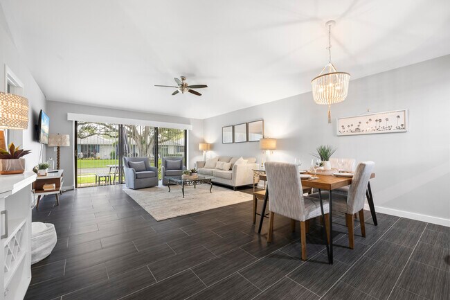 844 Club Dr in Palm Beach Gardens, FL - Foto de edificio - Building Photo
