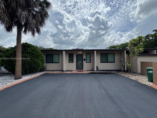 15011 Coconut Ct in Miami Lakes, FL - Building Photo - Building Photo