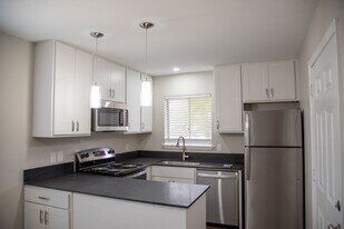 1700 Trinity Pl in College Station, TX - Building Photo