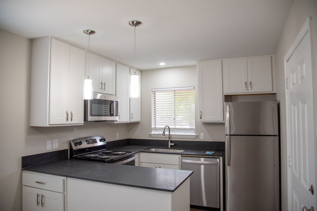 1707 Trinity Pl in College Station, TX - Building Photo