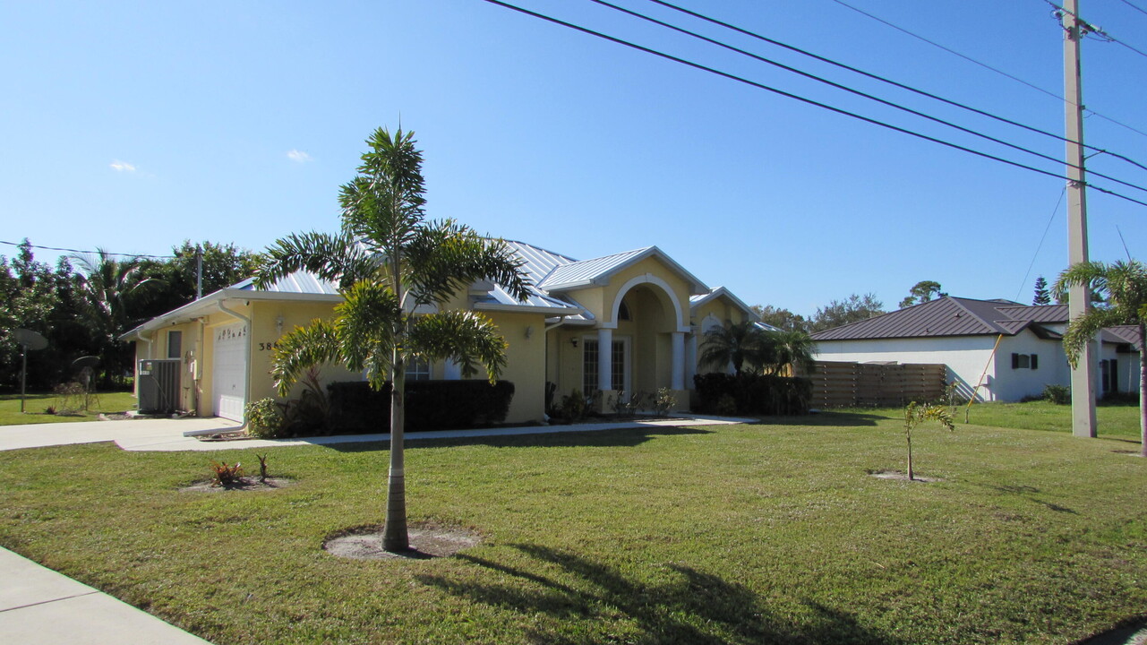 388 SW Paar Dr in Port St. Lucie, FL - Building Photo