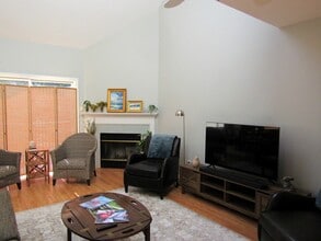 45 Harbor Hill Dr in Bourne, MA - Building Photo - Building Photo