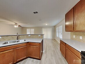 528 Shell St in Cedar Hill, TX - Foto de edificio - Building Photo