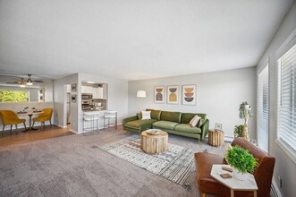 ReNew PARKone in St. Louis Park, MN - Foto de edificio - Building Photo