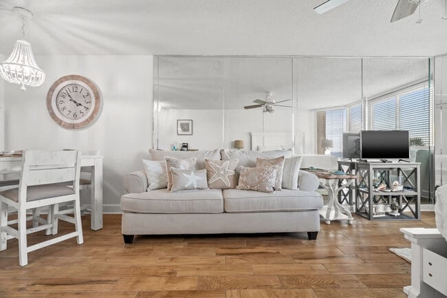 8817 S Thomas Dr in Panama City Beach, FL - Building Photo - Building Photo