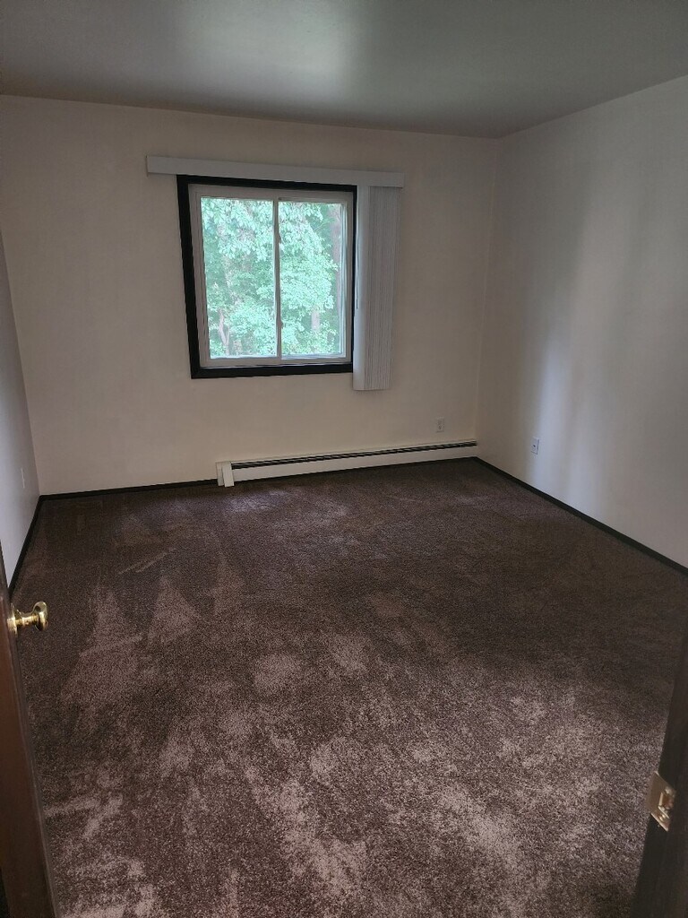 Barton Avenue Estates Apartments in West Bend, WI