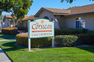 Corsican Apartment Homes in Anaheim, CA - Foto de edificio - Building Photo