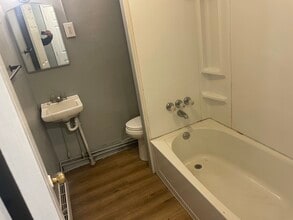 907 Virginia Ave, Unit 2 in Fairmont, WV - Foto de edificio - Building Photo