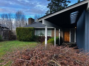 12024 SE 20th St in Bellevue, WA - Foto de edificio - Building Photo