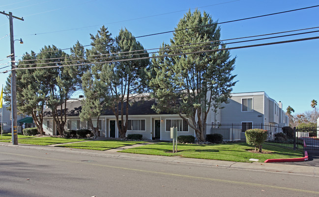 Cottage Bay Apartments in Sacramento, CA - Building Photo - Building Photo