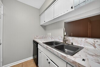 7703 Moonmist Dr in Houston, TX - Foto de edificio - Building Photo