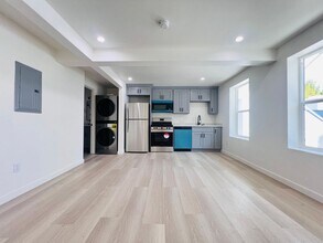 1817 S Highland Ave in Los Angeles, CA - Building Photo - Building Photo